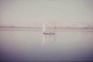 Reisefotos. Segelboot vor einer Küste