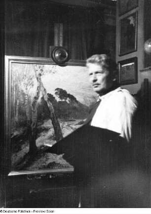 Der Maler Karl Quarck in seinem Atelier, Marsdorfer Str. 5, bei der Arbeit vor der Staffelei stehend
