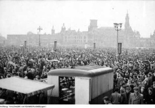 Dresden, Gedenkveranstaltungen anlässlich des 20. Jahrestages des anglo-amerikanischen Luftangriffes auf Dresden am 13./14. Februar 1945, Kranzniederlegung von französischen Gästen am Ehrenmal für die Opfer des Bombenangriffes , Großkundgebung mit Hermann Matern, 13. Februar 1965