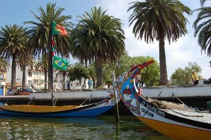 Bemalte Boote in Aveiro : Auf den Kanälen der Lagunenstadt Aveiro werden Touristen in großen, bunt bemalten Booten befördert, aufgenommen 2006