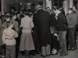 Ansturm der Autogrammjäger auf John Wayne, Hotel Kempinski, Eingang