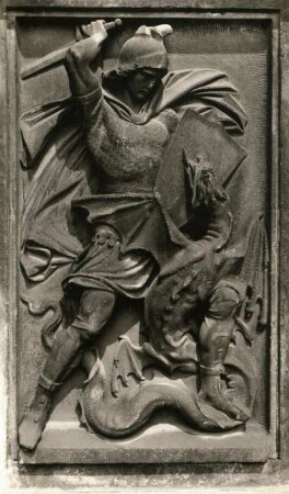 Hähnel, Ernst Julius. Heiliger Georg. Sandsteinplastik an der Südseite der Gemäldegalerie Alte Meister (Durchgang zum Theaterplatz)