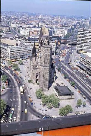 Berlin: Blick vom Turm [Europacenter] auf Kaiser-Wilhelm-Gedächtniskirche [und Stadt]