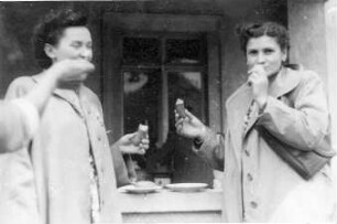 Triebischtal-Tanneberg. Irmgard Reuschel (rechts) bei Ausflug nach 1954