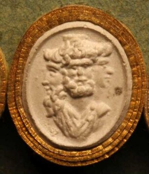 Zusammengesetzter Kopf des Serapis, der Isis und des Horus (Daktyliothek, Erstes Mythologisches Tausend)