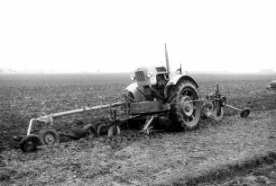 Beetpflug am Agri-Robot von Eicher