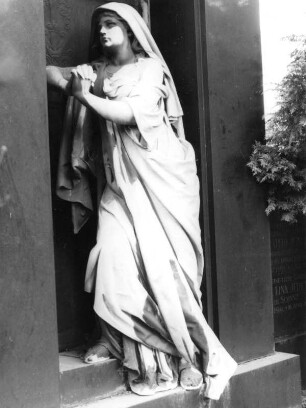 Wandgrabmal der Familie Jedicke mit Trauernder an einer Tür : Wandgrabmal der Familie Jedicke mit Trauernder an einer Tür. Wohl Stein und Metallguß (um 1900). Trauernde. Dresden-Kaditz, Altkaditzer Kirchhof