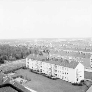 Gartenstadt Falkenberg: Blick vom Rathaus Richtung Nordosten: rechts Wohnblocks mit Grünflächen an Stonsdorfer Weg:links Wäldchen: dahinter Reihenhäuser und weitere Wohnblocks