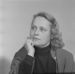 Porträtaufnahmen von Manja Behrens, Schauspielerin am Theater am Schiffbauerdamm Berlin : Porträt von Manja Behrens
