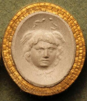 Medusenhaupt in Vorderansicht (Daktyliothek, Zweites Historisches Tausend)