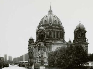 Berlin. Dom (1894-1904, J. Raschdorff). Blick von der Friedrichsbrücke über die Spree