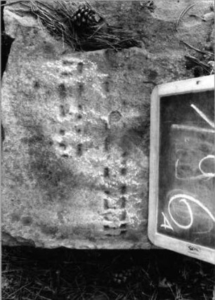 Grabstein 196 (Index: 100090524) Material: Sandstein Zustand: beschäd/abgeblätt/fast völliger Textverl Maße HxBxT: 75x49x0 cm Beschreibung: Stele, Spitzbogenabschluß: Grabstein 196A