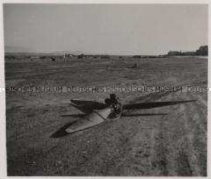 Wehrmachtssoldaten, Feldflughafen, Um deutschen Flugzeugen die Landung zu erschweren, verstellten Griechen und Engländer den Flugplatz Tatoi mit Hindernissen.