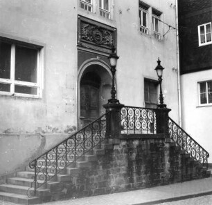 Bad Schandau, Poststraße 12. Ehemaliges Amtsgericht (Kernbau 2. Hälfte 16. Jahrhundert). Portal. Straßenansicht von Südwesten