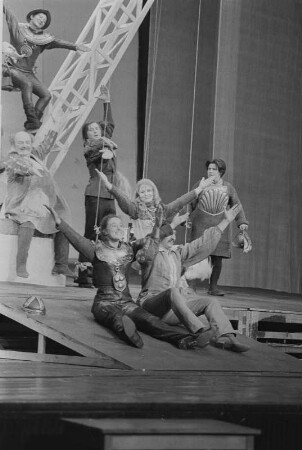 Szenenbilder aus "Weiberkomödie", Schauspiel von Heiner Müller. Volksbühne Berlin, 29.05.1971 (Premiere 25. Juni 1971)
