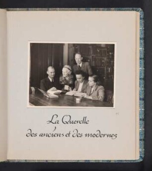 Albumseite mit Abb. 15: Herren Zengler und Pichler um Voltaire-Büste, Frl. Kernecker und Kirchner : Unserem Ordinarius Herrn Prof. Dr. Viktor Klemperer zu seinem 70. Geburtstag in Liebe und Verehrung. Das Romanische Seminar der Unviversität Halle. Halle, den 9. Oktober 1951