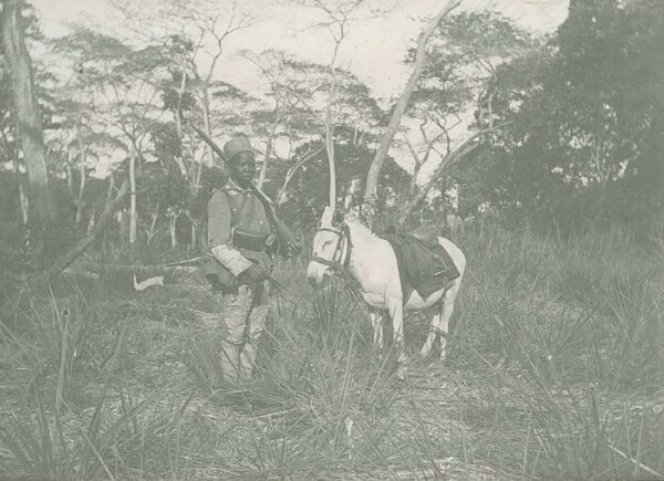 Mon âne masaï avec askari. Non loin de la rivière Mbarargendu