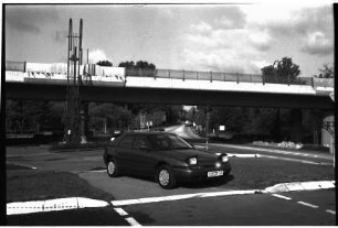 Vorstellung des Mazda 323 Fließheck GLX, mit Klappscheinwerfern: bei Ahrensburg, hinten Brücke von Ostring