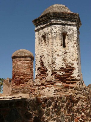 Kleine Beobachtungstürme mit Schießscharten auf der aus maurischer Zeit (13./14. Jh. ) stammenden Festungsanlage Gibralfaro