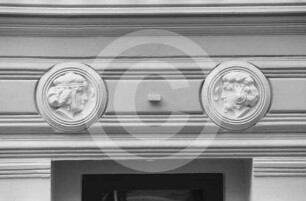 Reliefs am Wohnhaus Elizabetes iela 10b (Elisabethstraße) in Riga
