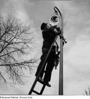 Lampenputzer bei der Arbeit an einer elektrischen Straßenlampe