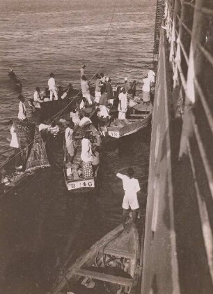 Aden, Jemen. Hafen, Händler auf Booten bieten Teppiche, Decken u.a. an, vor 1930