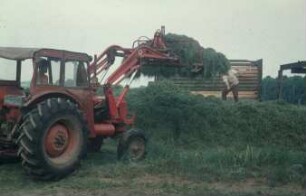 Fotografie: Ein- und Auslagerungstechnik, Flachsilo, Anwelksilage, Frontlader