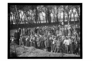 Arbeitseinsatz : 1. Weltkrieg, Galizien oder Rumänien. Gruppenbild mit Soldaten, Männern, Frauen und Kindern mit Schaufeln, die wohl unter der Anleitung der Soldaten arbeiten, 1918