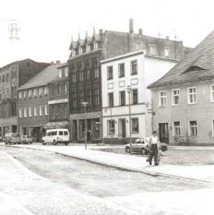 Spremberg, Lange Straße 35/31. Wohnhäuser mit Läden