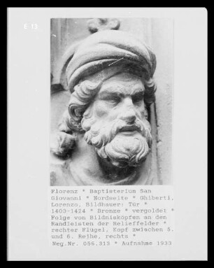 Tür — Folge von Bildnisköpfen an den Randleisten der Relieffelder — rechter Flügel, Kopf zwischen 5. und 6. Reihe, rechts