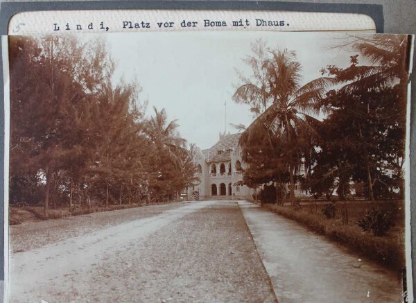 Lindi, Platz vor der Boma mit Dhaus