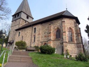 Evangelische Kirche - Kirchturm mit Langhaus und Chor (gotische Gründung) von Südosten (Langhaus ehemals fest mit Schlitzfenstern)