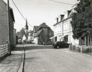 Ottendorf-Okrilla. Mühlstraße. Blick zur Dorfkirche
