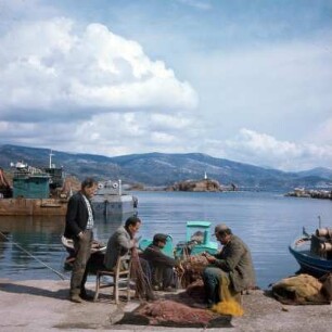 Chios, Limniá. Hafenplatz von Volissós. Netzeflicker