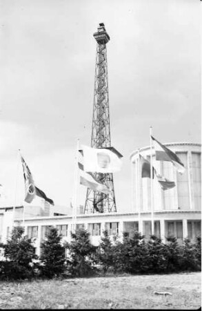 Berlin: Rund um den Funkturm; neue Ausstellungshallen mit Funkturm