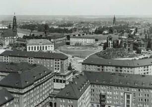 Dresden. Blick vom Rathausturm nach Norden über die Ernst-Thälmann-Straße zum Neumarkt mit Ruine der Frauenkirche