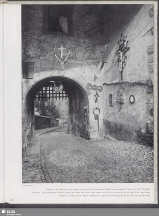 Bregenz. Am Ende des Stadtsteiges erhebt sich der malerische Torbau, das ehemalige Untere Tor der Oberstadt
