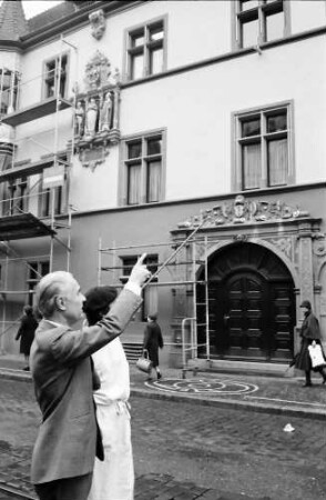 Freiburg: Regierungspräsidium; Regierungspräsident Person vor dem neu bemalten Regierungspräsidium