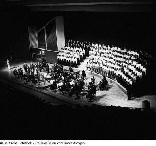 Neuer Chor Dresden, Kinder- und Jugendchor sowie Knabenchor Dresden unter Chorleiter Manfred Winter. Konzert mit dem Staatlichen Sinfonieorchester Pirna im Kulturpalast Dresden (Moderatorin Traute Richter), 25.05.1975