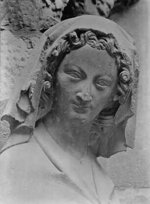 Mittleres Westportal — Nördliches Gewände — Hanna, Dienerin Marias (1. Figur)