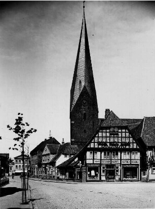 Eutin (Schleswig-Holstein). Marktplatz mit der St.-Michaelis-Kirche, einem, im 12. Jahrhundert im romanischen Baustil, errichteten Sakralbau