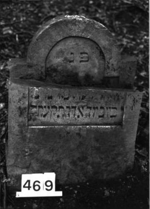 Grabstein 469 (Index: 99897150) Zustand: zerbrochen Maße HxBxT: 86x66x11 cm: Grabstein 469