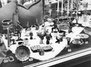Kitsch und Krempel als Auslage in einem Schaufenster