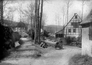 An der alten Dorfschmiede : v. li.: Friedhofsmauer mit Betriebsgraben der Ölmühle, Vogtmann-Häusel, Ölmühle, alte Dorfschmiede, Schuppen des Kirchvater-Hauses