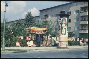 Kiosk vor umzäuntem Gartengebiet