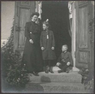 Prinzessin Maria Louise von Baden mit ihren Kindern Marie Alexandra und Berthold auf der Treppe vor Schloss Kirchberg