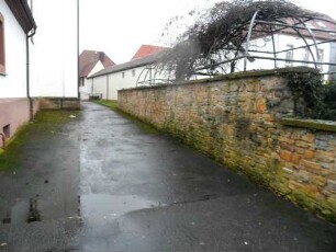 Kirchhof im Nordnordosten mit Kirchhofmauerrest nach Westen