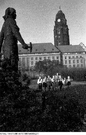 Dresden. Ehemalige Trümmerfrauen mit dem Modell zum Denkmal der Trümmerfrau - Bildhauer Reinhold im Atelier - Einweihung des Denkmals am 13. Oktober 1952 - Trümmerfrauen 1946 - Neues Rathaus, 1946 / Oktober 1952