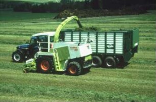 Fotografie: Futtererntetechnik, Silageernte, Feldhäcksler selbstfahrend, Pickup, Parallelverfahren