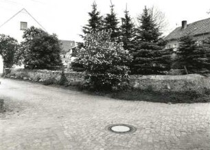 Radeburg-Bärwalde, Im Winkel 12. Dreiseithof (1801/1900). Hofmauer